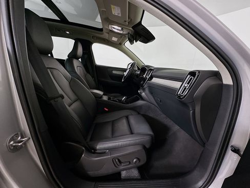 Used 2025 Volvo XC40 B5 Plus image 32