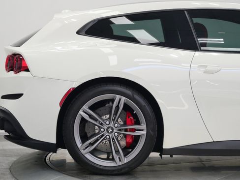 Used 2017 Ferrari GTC4Lusso AWD/4WD image 50