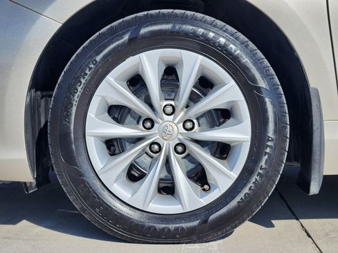 Used 2015 Toyota Camry LE image 11