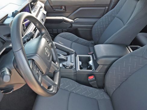 Used 2025 Toyota Tacoma SR5 AWD/4WD image 15