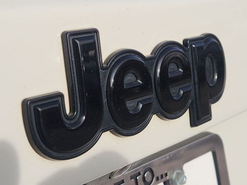 Used 2018 Jeep Renegade Altitude image 11