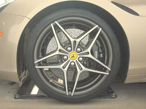 Used 2018 Ferrari California T image 9