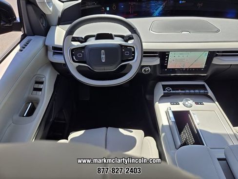 New 2026 Lincoln Navigator Premiere AWD/4WD image 9