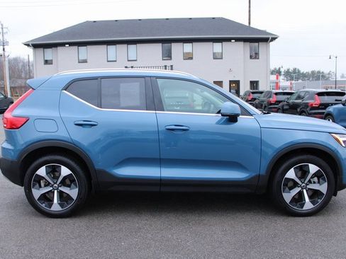 Used 2025 Volvo XC40 B5 Plus image 6