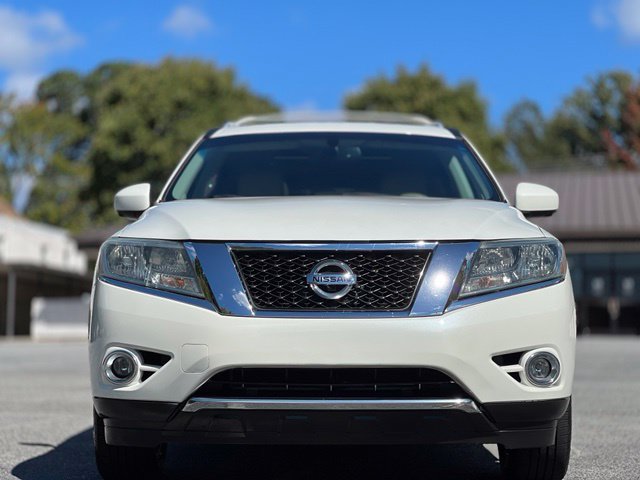 Used 2015 Nissan Pathfinder Platinum w/ Family Entertainment Package FWD image 2