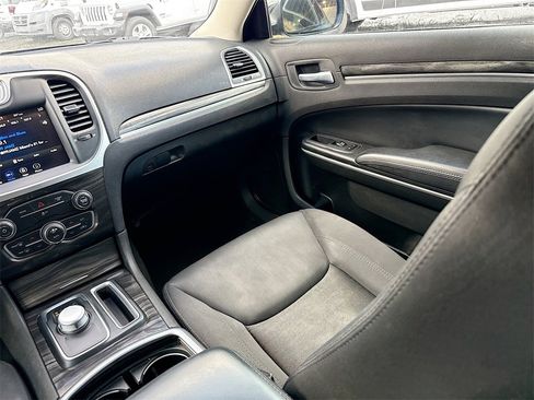 Used 2022 Chrysler 300 Touring w/ Sport Appearance Package image 25