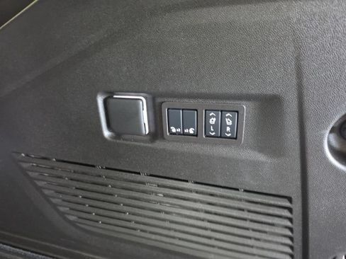 Used 2025 Chevrolet Suburban High Country AWD/4WD image 29