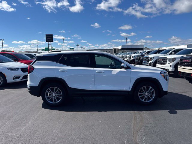 Used 2024 GMC Terrain SLT FWD image 2