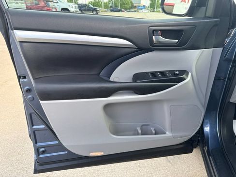 Used 2019 Toyota Highlander XLE AWD/4WD image 17