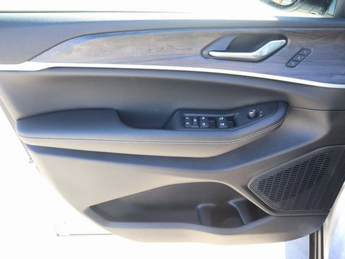 New 2025 Jeep Grand Cherokee Limited image 17