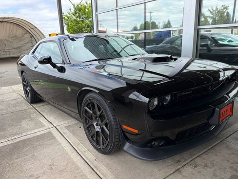 Used 2017 Dodge Challenger R/T Scat Pack RWD image 2