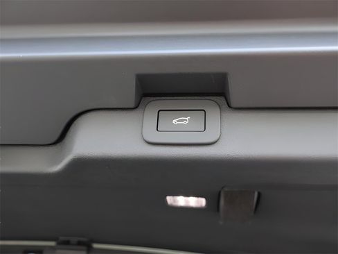 Used 2025 Land Rover Discovery Metropolitan Edition image 37