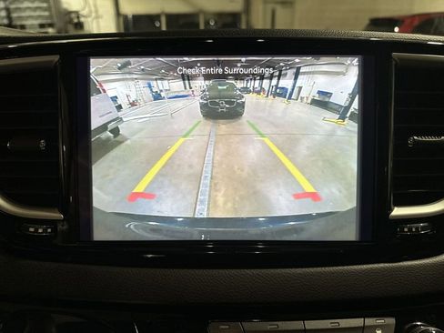 Used 2024 Chrysler Pacifica Touring-L image 22