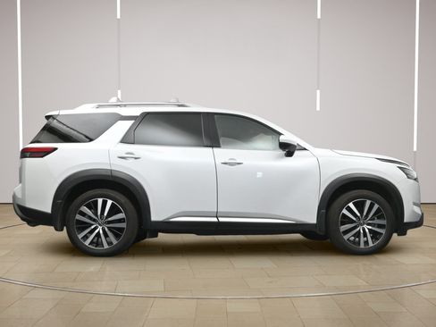 Certified 2025 Nissan Pathfinder Platinum w/ Cargo Package FWD image 28
