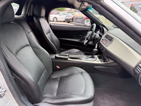 Used 2004 BMW Z4 2.5i RWD image 9