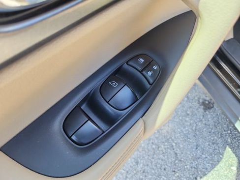 Used 2016 Nissan Rogue SV w/ SV Premium Package FWD image 18