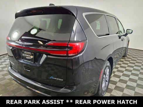 Used 2023 Chrysler Pacifica Touring-L image 5