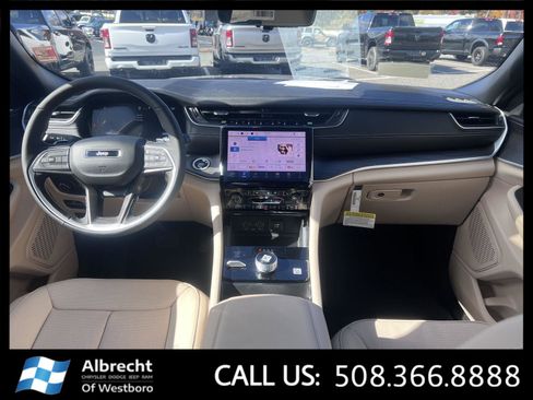 New 2025 Jeep Grand Cherokee Limited w/ Luxury Tech Group II image 18