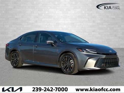 Used 2025 Toyota Camry XLE image 1
