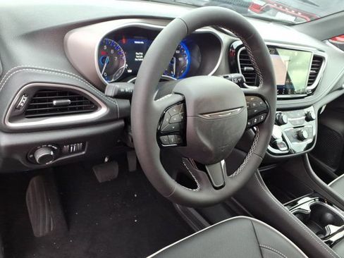 New 2027 Chrysler Pacifica Limited AWD/4WD image 6