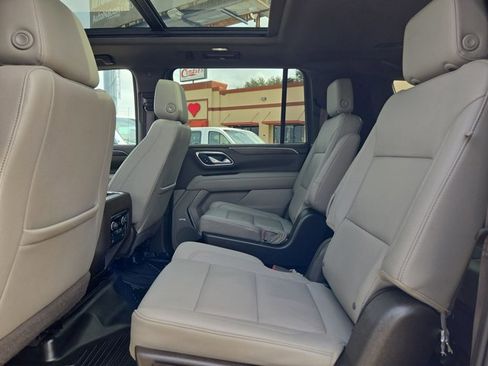 Used 2023 Chevrolet Suburban Z71 w/ Luxury Package image 17