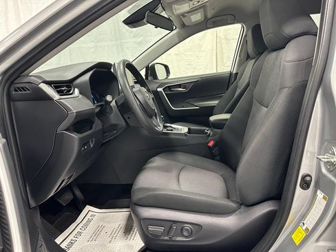 Used 2025 Toyota RAV4 XLE AWD/4WD image 14