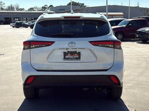 Certified 2023 Toyota Highlander XLE image 4