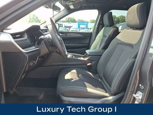 Used 2025 Jeep Grand Cherokee Laredo X w/ Luxury Tech Group I AWD/4WD image 2