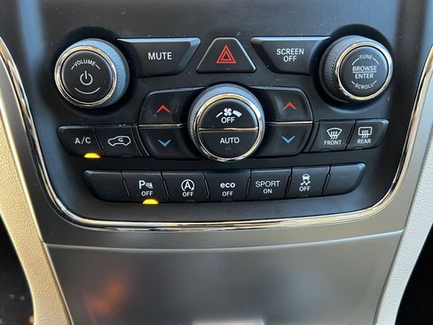 Used 2018 Jeep Grand Cherokee Limited image 27