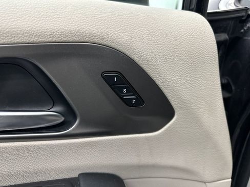 Used 2023 Chrysler Pacifica Touring-L FWD image 12