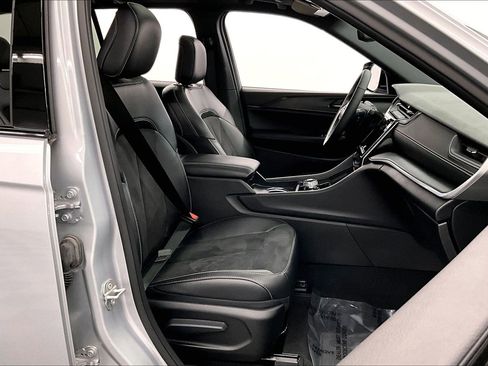 Used 2024 Jeep Grand Cherokee Altitude AWD/4WD image 8