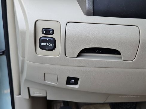 Used 2010 Toyota Camry LE FWD image 13