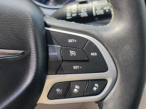 Used 2023 Chrysler Pacifica Touring-L AWD/4WD image 18