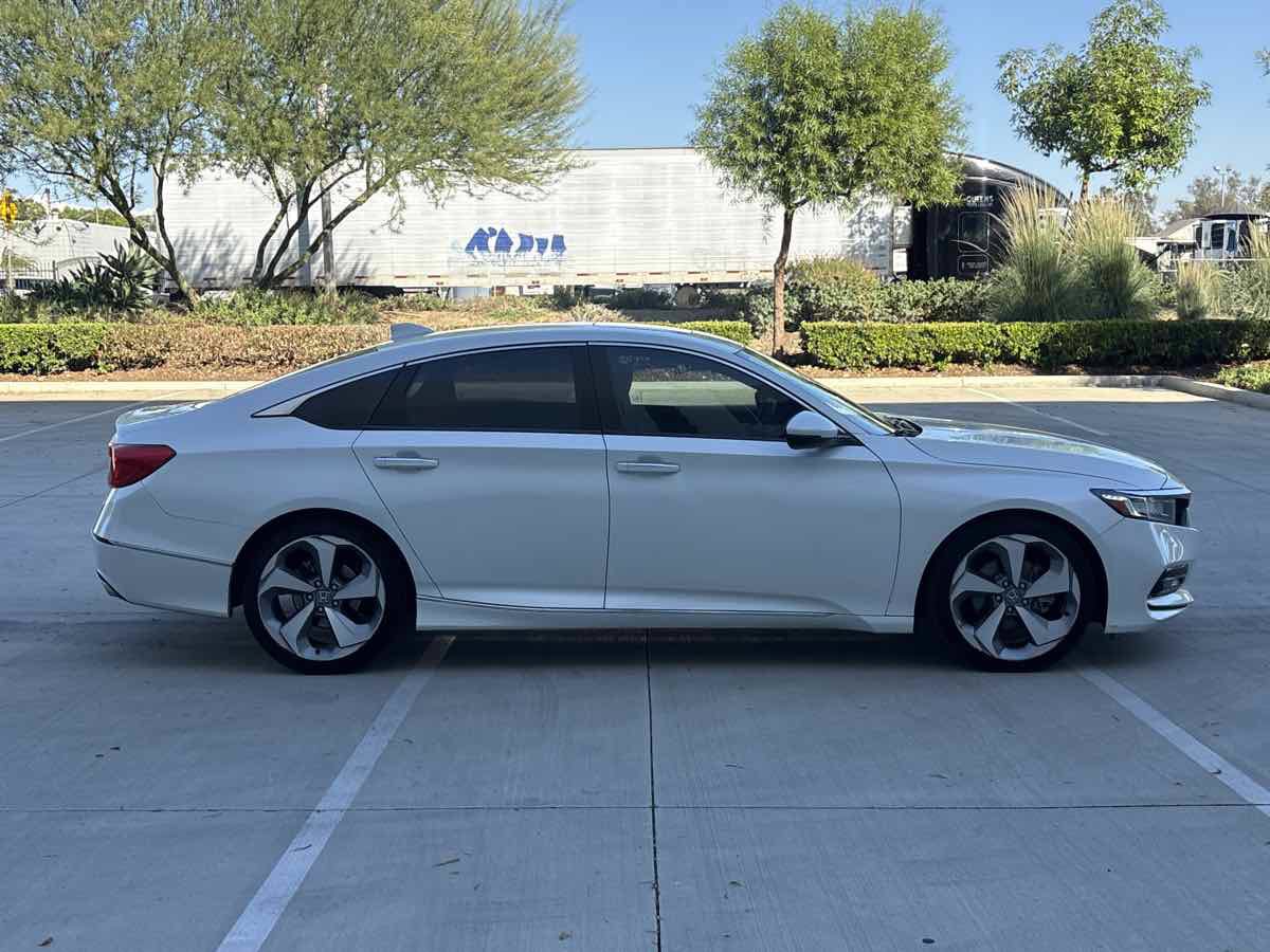 Used 2018 Honda Accord Touring image 2