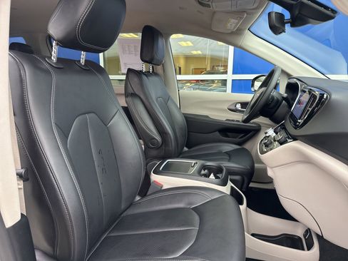 Used 2024 Chrysler Pacifica Touring-L image 15