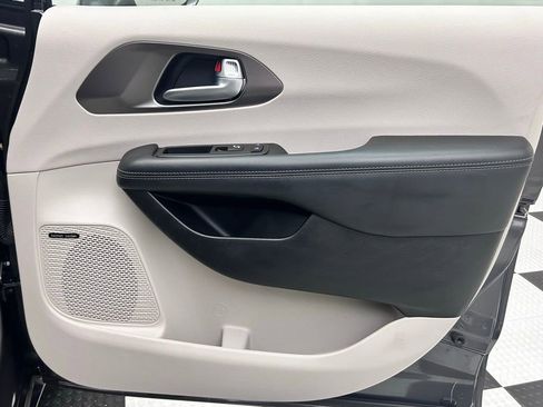 Used 2018 Chrysler Pacifica Limited w/ Tire & Wheel Group image 19