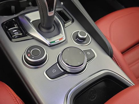 Used 2025 Alfa Romeo Giulia w/ Veloce Package Rwd image 31