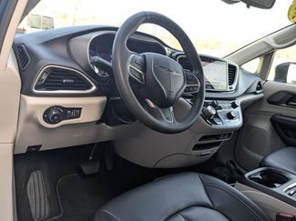 Used 2023 Chrysler Pacifica Touring-L video 2