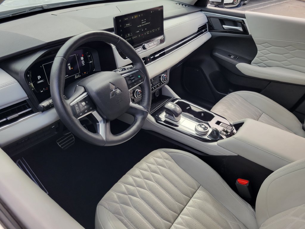 Used 2025 Mitsubishi Outlander SEL AWD/4WD image 3