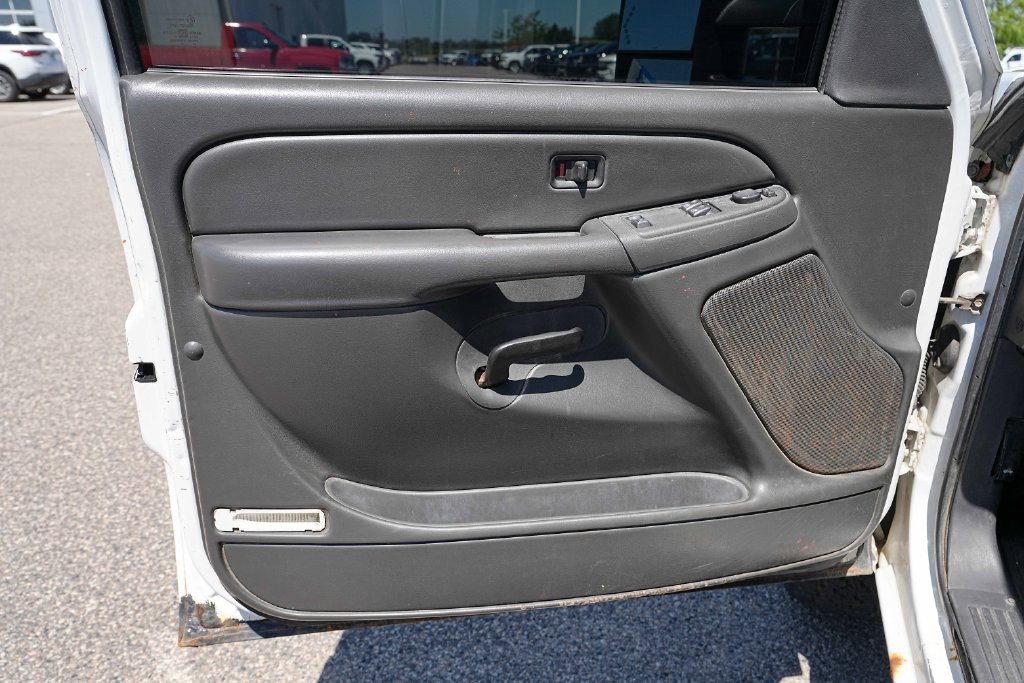 Used 2006 Chevrolet Silverado 2500 W/T w/ Heavy-Duty Power Package AWD/4WD image 17