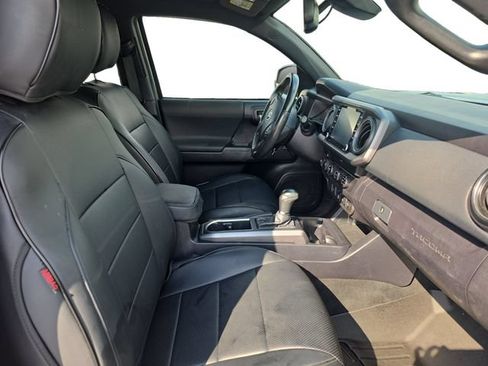 Used 2020 Toyota Tacoma TRD Sport AWD/4WD image 17