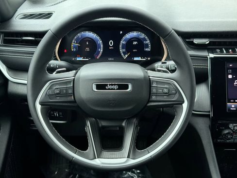 Used 2025 Jeep Grand Cherokee Laredo X image 25