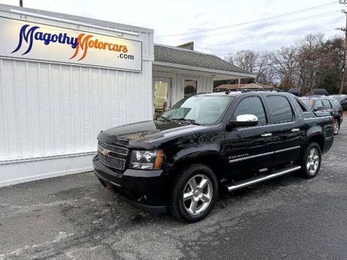 Used 2011 Chevrolet Avalanche LTZ image 17