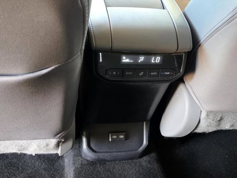 Used 2023 Toyota Highlander LE AWD/4WD image 10