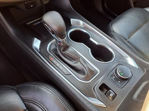 Used 2023 Chevrolet Traverse LT image 8