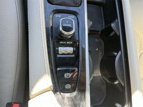 Used 2016 Volvo XC90 T6 Momentum w/ Momentum Plus Package image 20