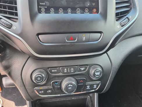 Used 2020 Jeep Cherokee Latitude w/ Advanced Safety Group AWD/4WD image 8
