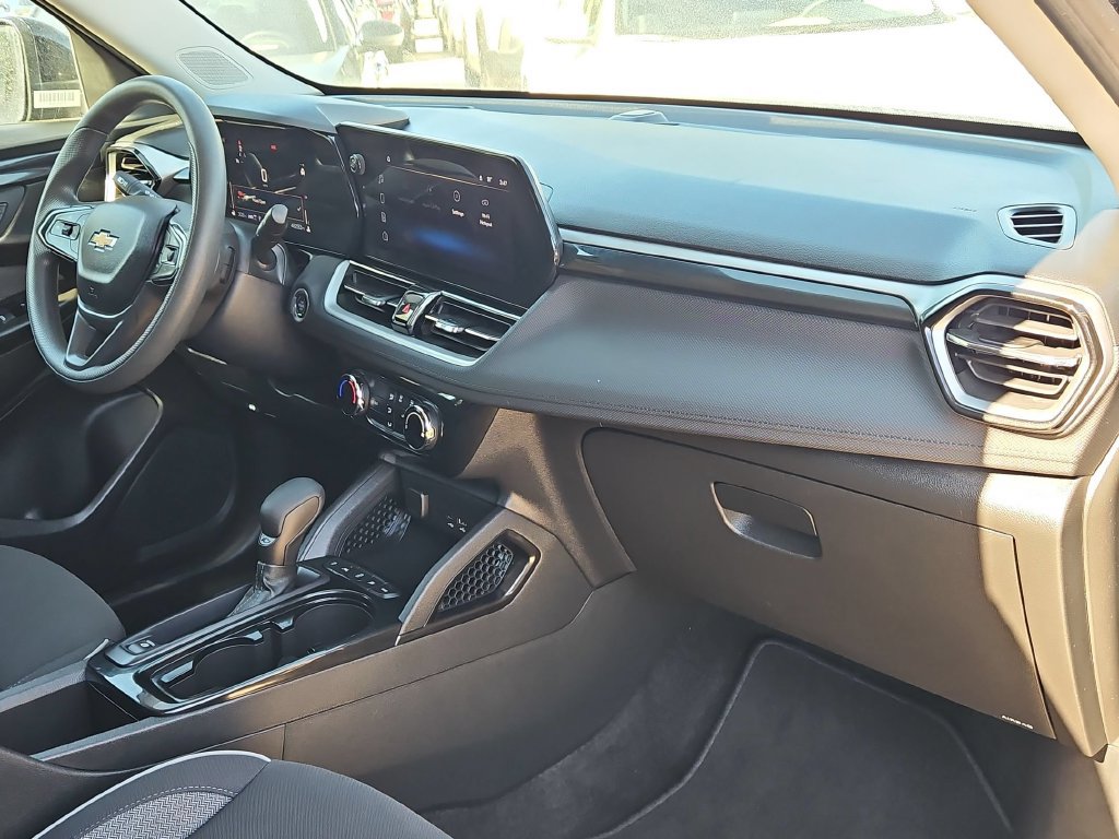 Used 2025 Chevrolet TrailBlazer LT AWD/4WD image 32