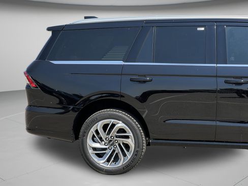 New 2025 Lincoln Navigator Reserve image 12