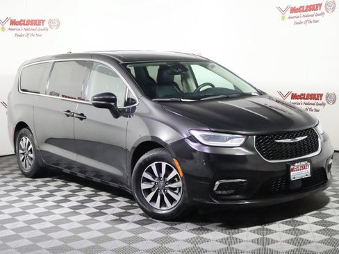 Used 2023 Chrysler Pacifica Touring-L FWD image 2
